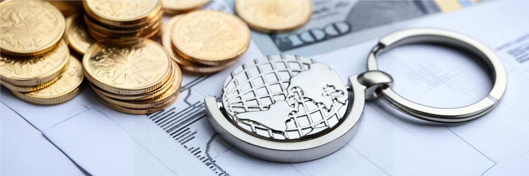Moedas e chaveiro sobre relatório, simbolizando a contabilidade internacional