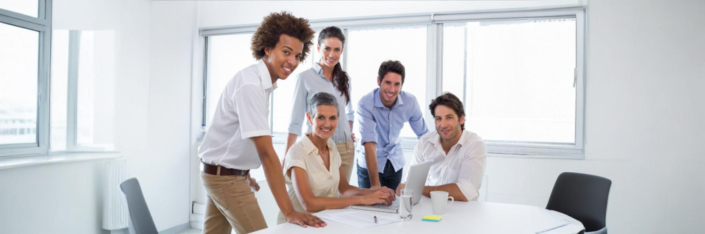 Diretoria reunida em reunião da gestão de seu escritório contábil