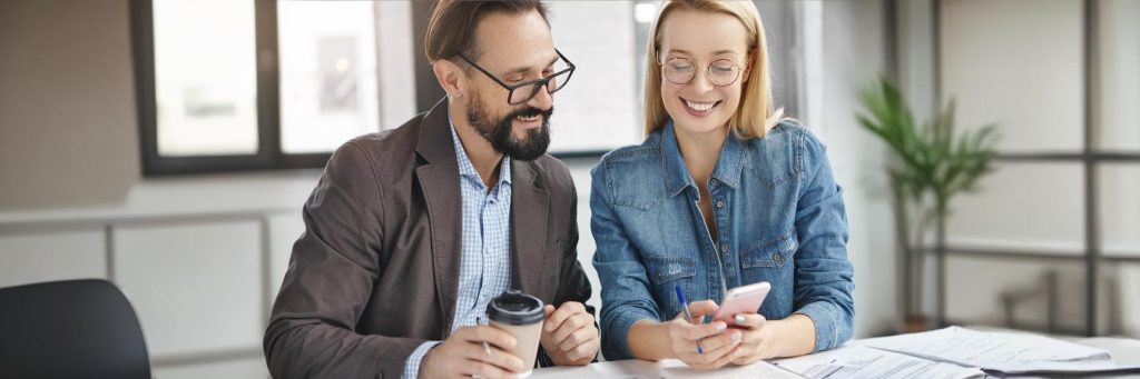 Profissionais da contabilidade lendo sobre as novas regras da Receita Federal para o Pix
