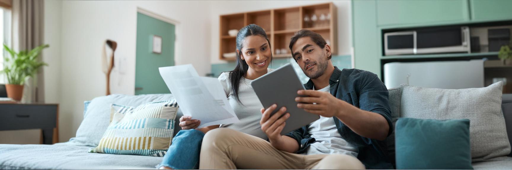 Casal sorridente lendo post da Digiliza sobre as novas regras da Receita Federal para o pix