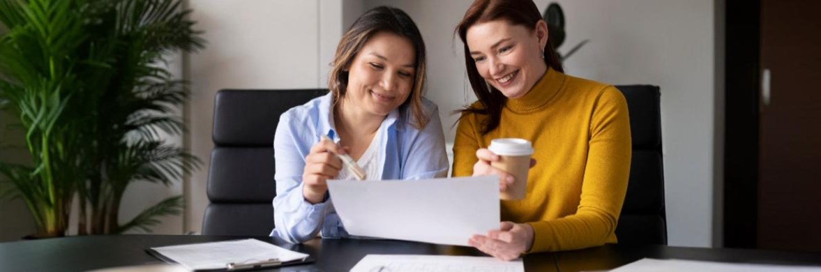 Consumidores verificando ICMS