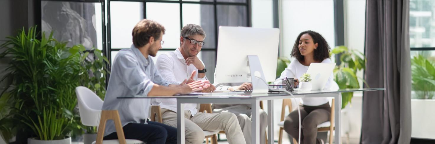 Profissionais discutindo sobre a inadimplência nos escritórios contábeis