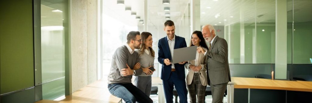 Profissionais discutindo sobre o IR 2025