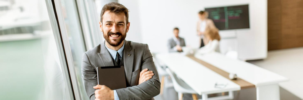 Profissional obtendo informe de rendimentos para o IR 2025