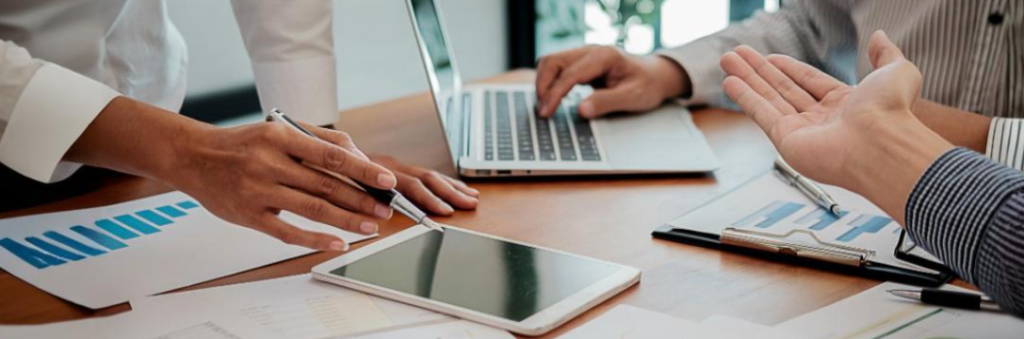 Profissionais trabalhando no IR 2025