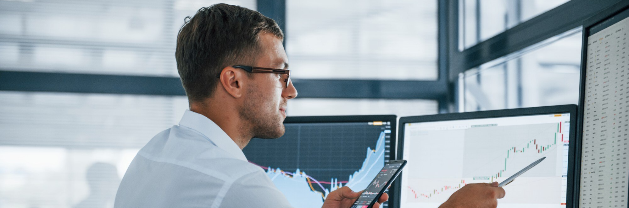 Empresário estudando segurança de dados fiscais