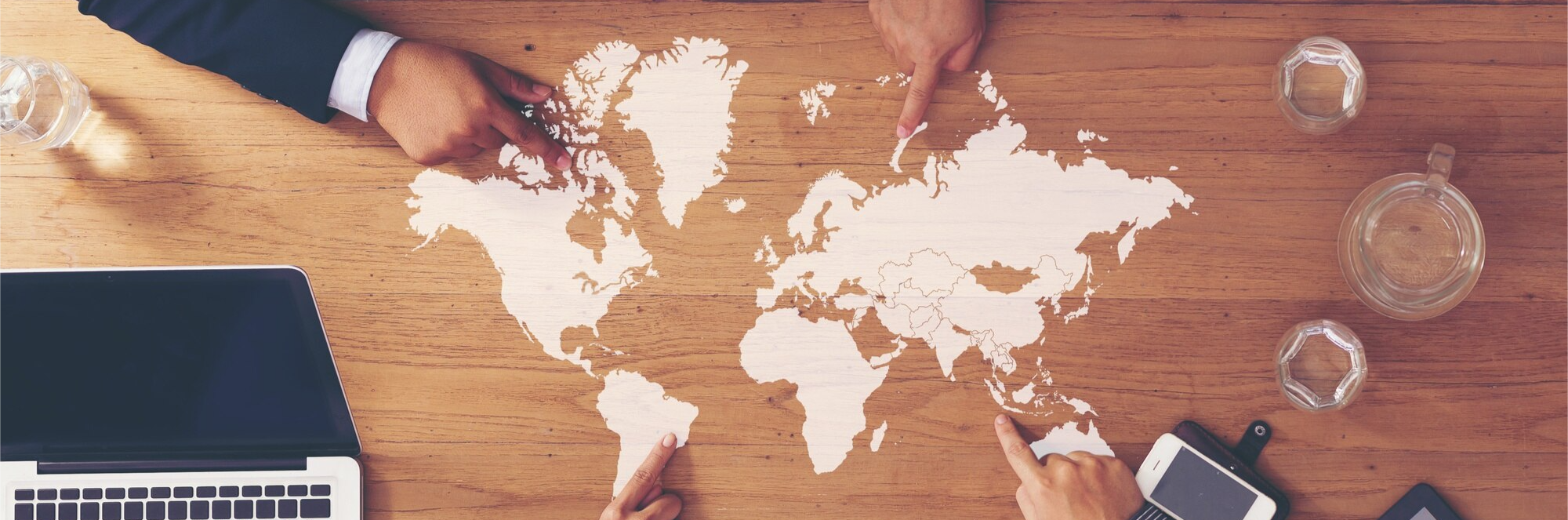 Escritório analisando novo acordo previdenciário entre Brasil e Portugal