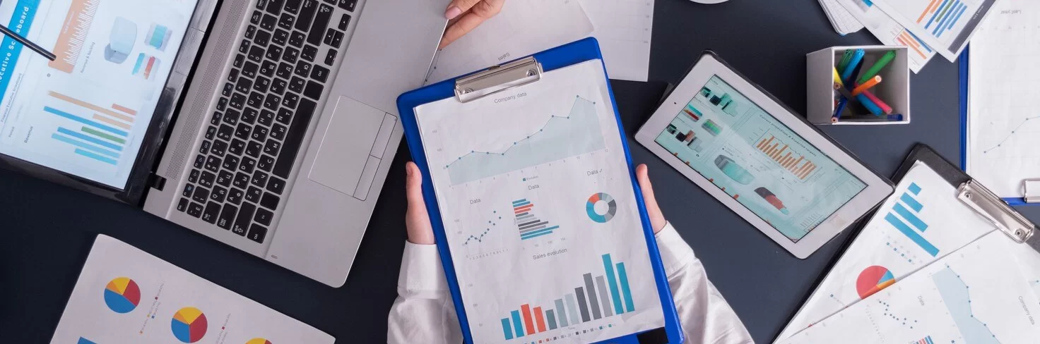 Contador usando relatórios financeiros